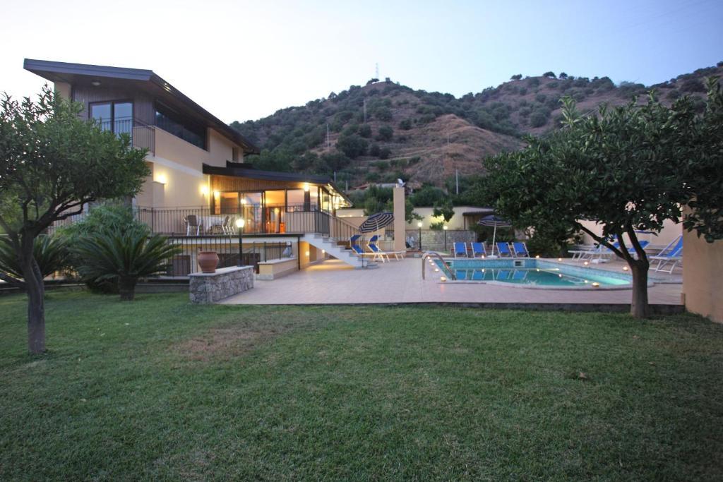 Villa Veronica Giardini Naxos Bagian luar foto